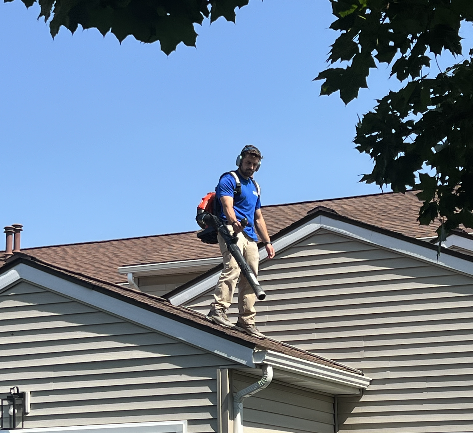 Commercial gutter cleaning service